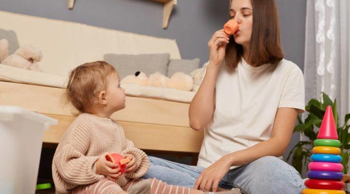 Nounou expérimentée s'occupant d'enfants à domicile, illustrant un soin personnalisé pour les enfants
