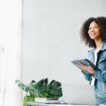 femme heureuse d'avoir signé un contrat de babysitter salarié