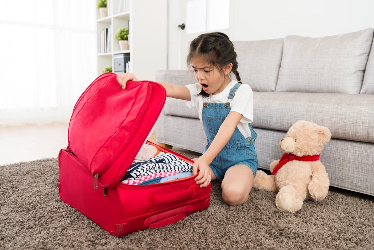 Valises et affaires d'enfants préparées pour les vacances d'été
