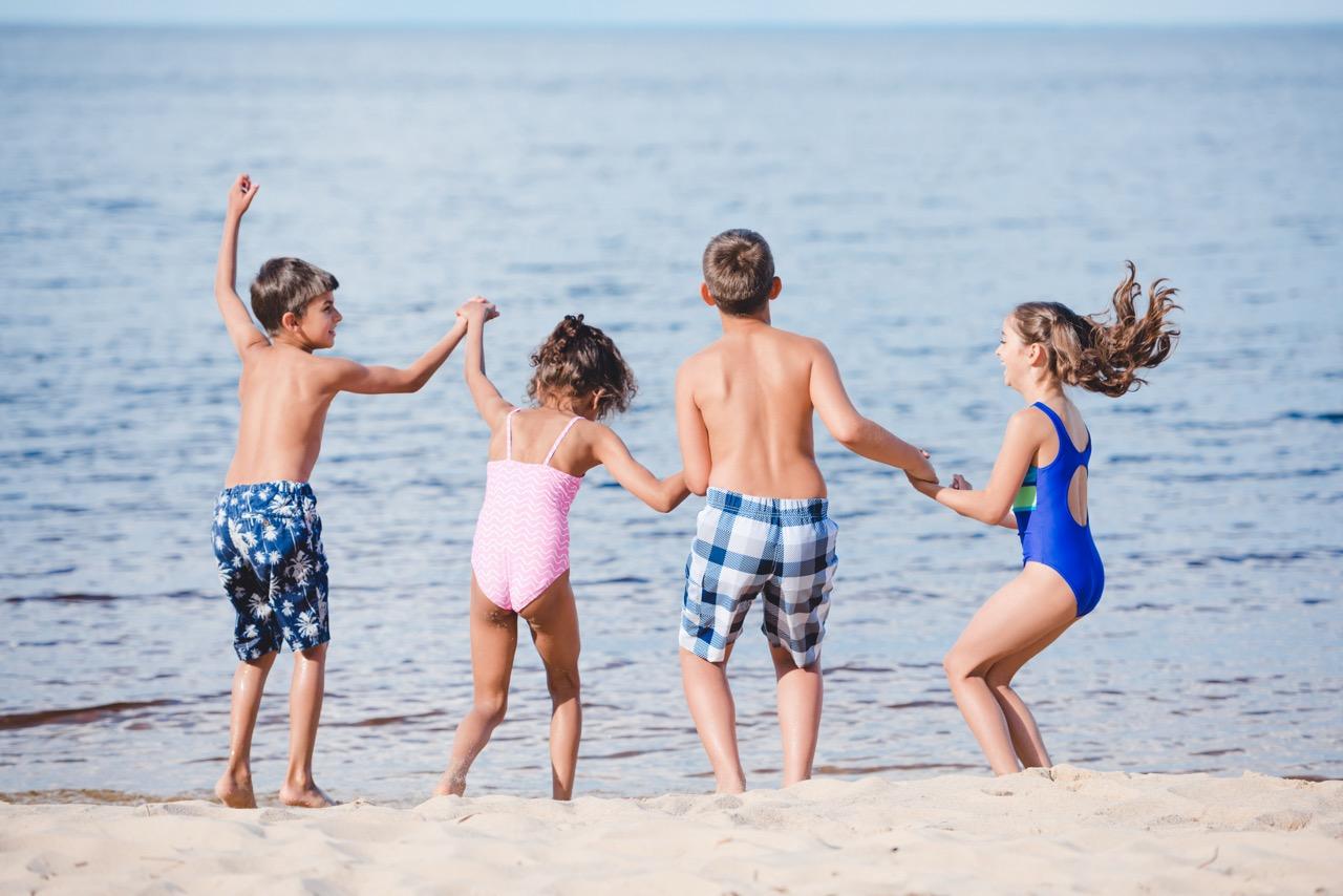 enfants profitant de leurs vacances d'été ensemble